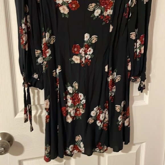 Zara Woman’s Flowery dress - Picture 7 of 8
